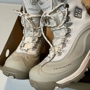 Women’s Columbia Bugaboo Plus II Omni-Heat waterproof, Size 8, white.